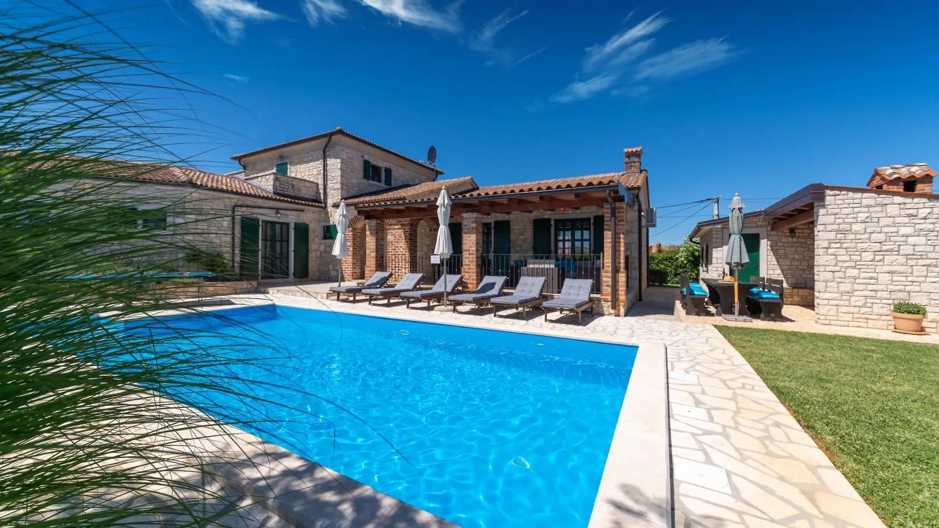 Landhausvilla Mit Panoramablick Und Garten Baldaši